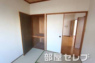 奥行きのある収納。