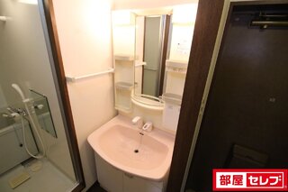 とても大きな奥行きのある収納です。洋服も沢山かけれます。