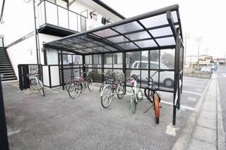 屋根つき駐輪場です。