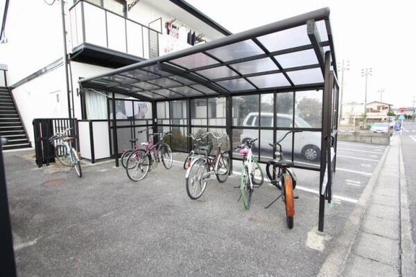 屋根つき駐輪場です。