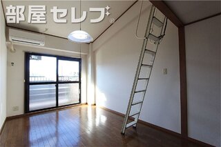 鏡付き洗面台。