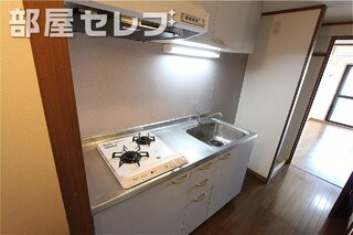 洗濯機置場上に収納あります。