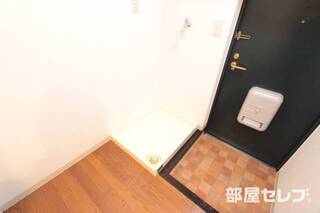 玄関横に洗濯機置き場あります