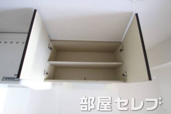 キッチン上部収納。