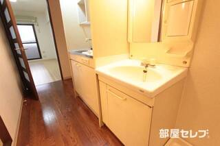 洗面台にも収納があります