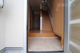 玄関には下駄箱があり、広く使えますね。