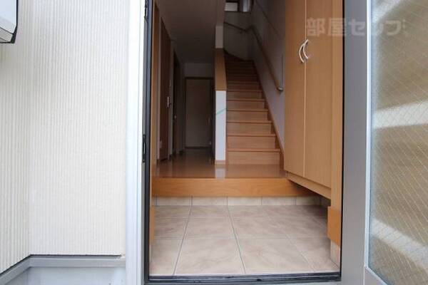 玄関には下駄箱があり、広く使えますね。