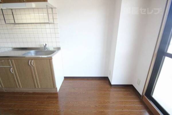 ＊201号室参照