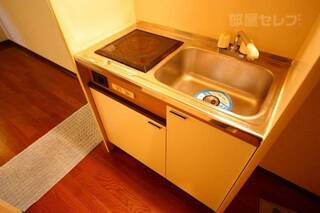 電気コンロ付きのキッチン