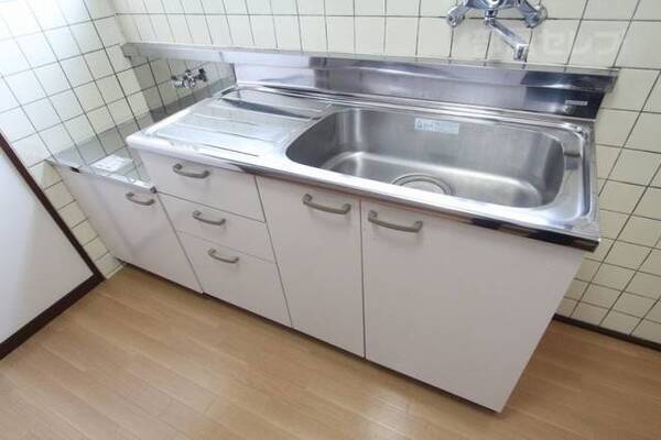 大きなキッチンで料理もはかどります