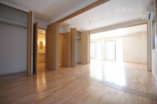 部屋と部屋を繋ぐドアを活用すれば、広々と使えます。