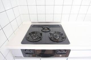 3口コンロは料理時に役に立ちます。
