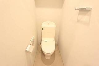 ウォシュレットつきのおしゃれな形のトイレです