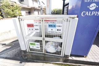 敷地内ゴミ置き場。