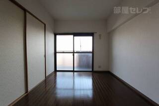シックな雰囲気のお部屋です