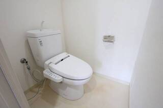 個室トイレにウォシュレットです。