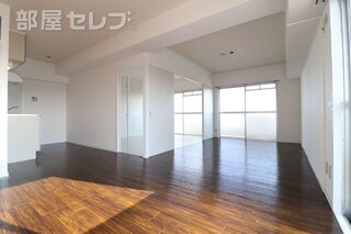 リビングにも大きな窓があってとっても明るいです♪