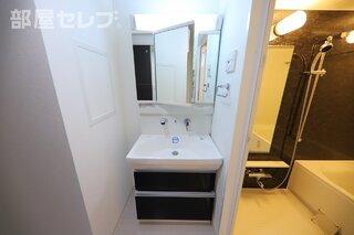 洗面台にも収納があります