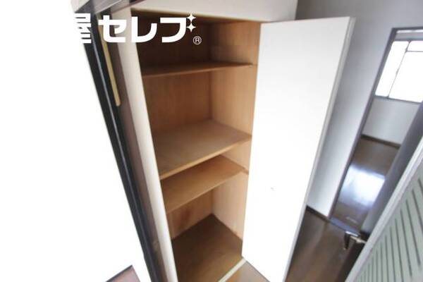 ローカにも収納棚あります。