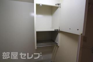 キッチン上にも収納完備しております。