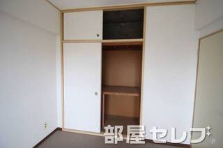 奥行きのある収納。