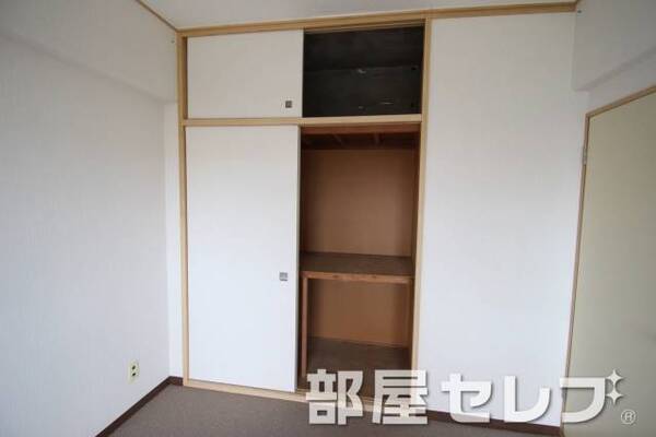 奥行きのある収納。