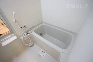 バスルーム　追い焚き、浴室乾燥機つき