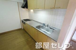 3口コンロ付きシステムキッチン。