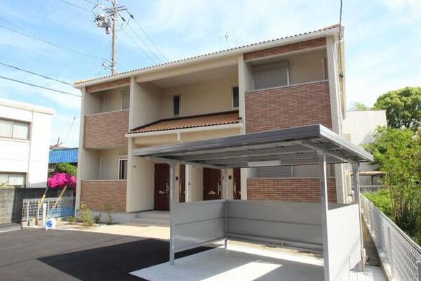 目の前駐車場で日を遮らない建物です。