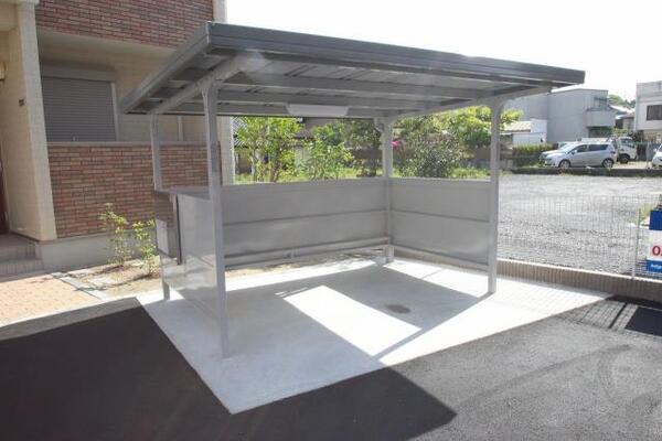 屋根つきの駐輪場です。
