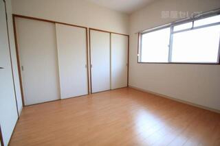 収納が多い洋室です（5.8帖）。
