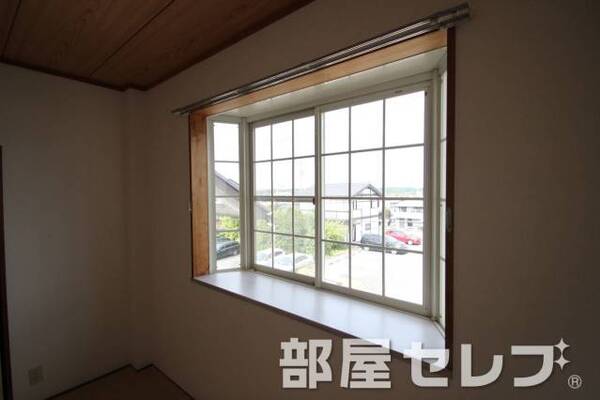 出窓で明るく広く見えます。