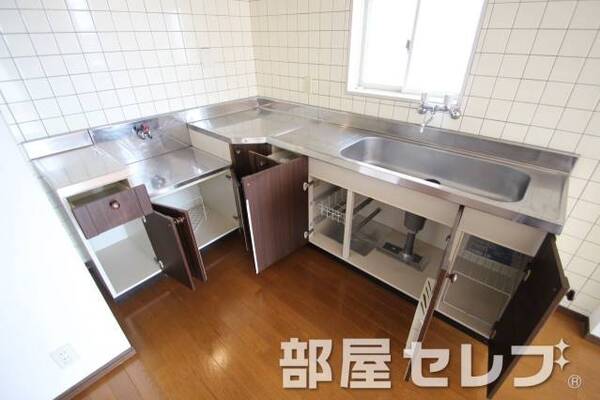 キッチン下部収納。