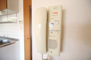 来客者を知らせてくれるインターホン付き。