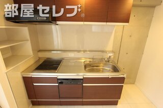 白い室内は圧巻です。