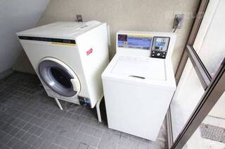 1階エントランスにコインランドリーが有ります。