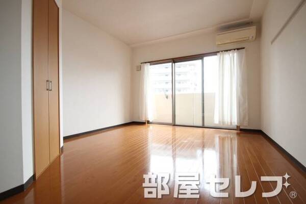 広々とした約8.2帖の居室。
