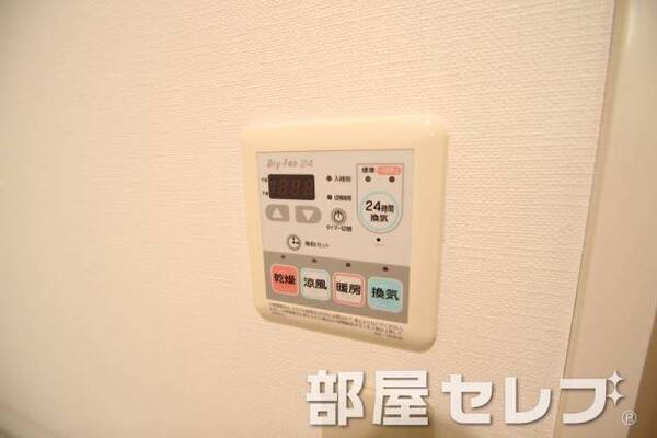 浴室乾燥機付き。