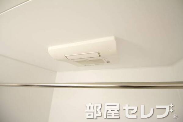 浴室乾燥機付き。