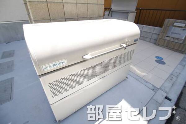 敷地内ゴミ置き場。