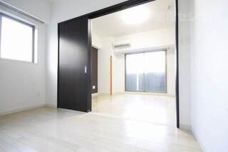 01号室と間取り反転となります。