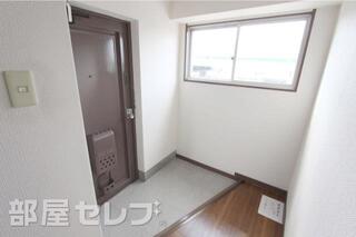 広い玄関です。シューズボックスもおけます。