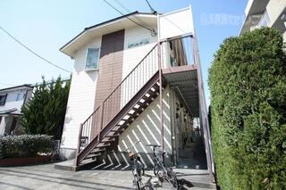 緑や花があり自然あふれた外観。