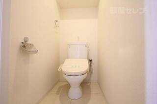 トイレ個室です。ウォシュレットもついてます