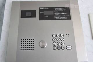 カードキー式のオートロック。エレベーターもカードで2重のロックされてます