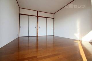 洋室8帖の広々としたお部屋です。