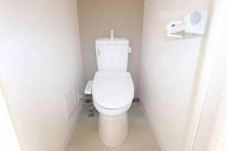 ウォシュレットつきの個室トイレです