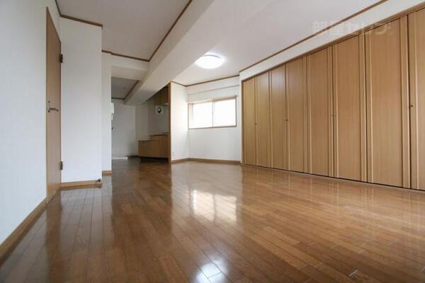 角部屋ですので側面に窓が付いているリビングです。