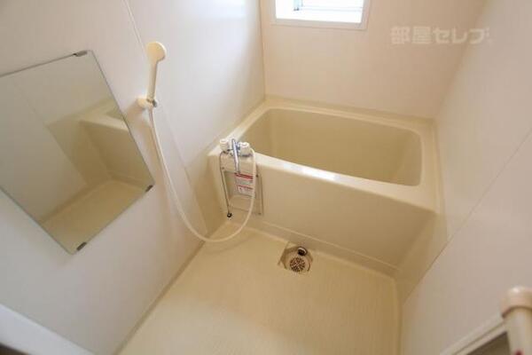 小窓がありがたいお風呂場です。