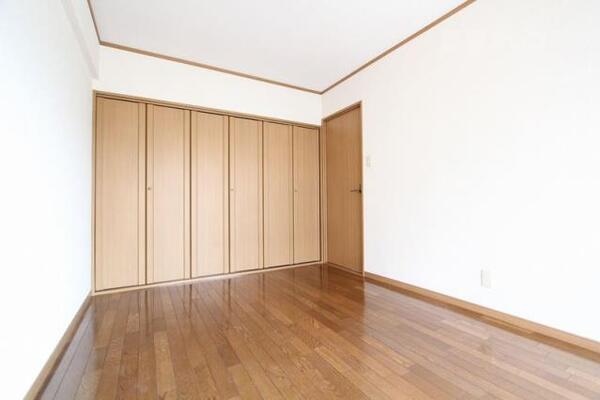 洋室6帖の明るい居室です。